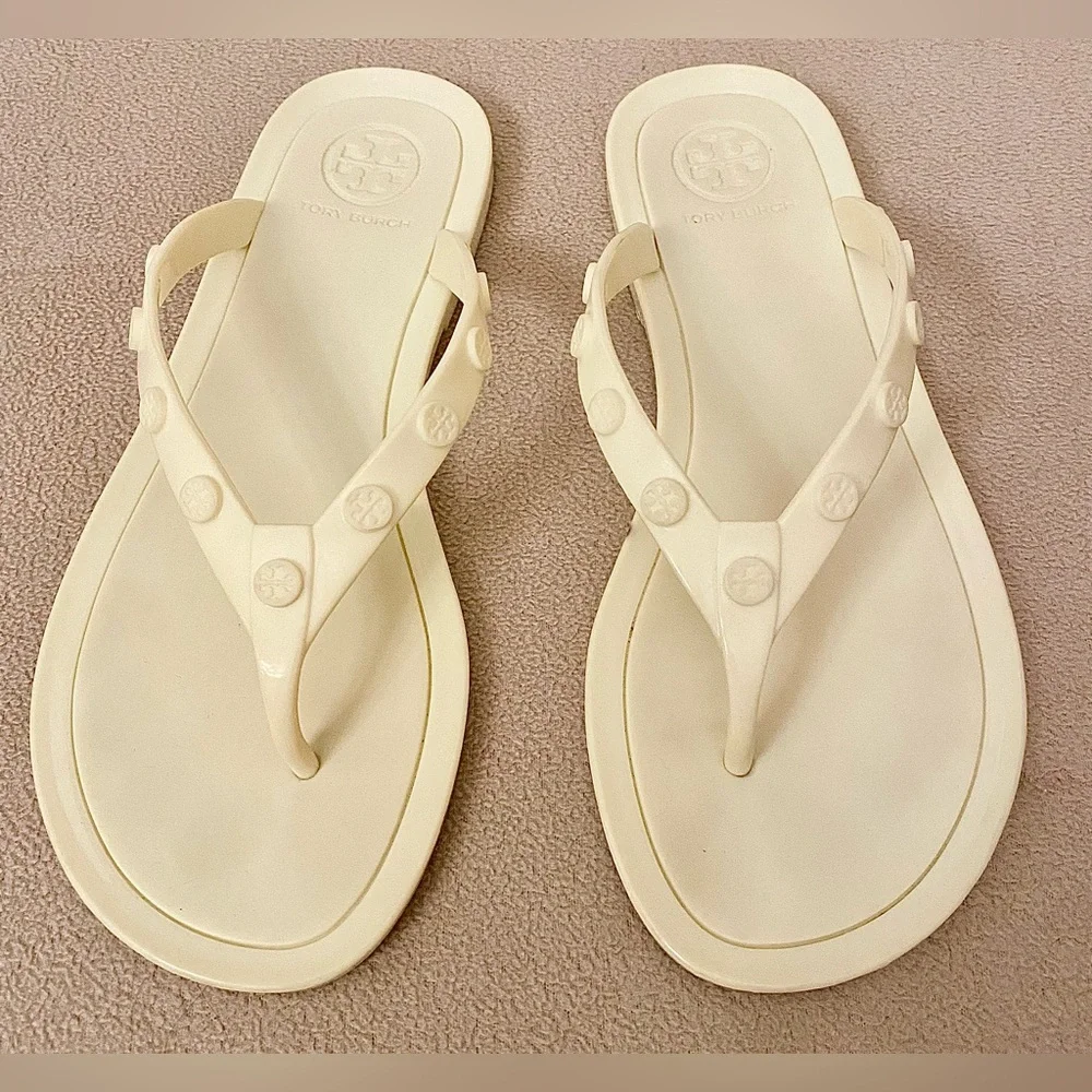 Tory Burch Cream Yellow SZ 6M Quiet Luxury Studded Logo Jelly Thong Flip Flops